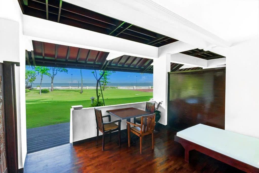 Hiên phòng nhìn ra bãi cỏ và biển Kuta