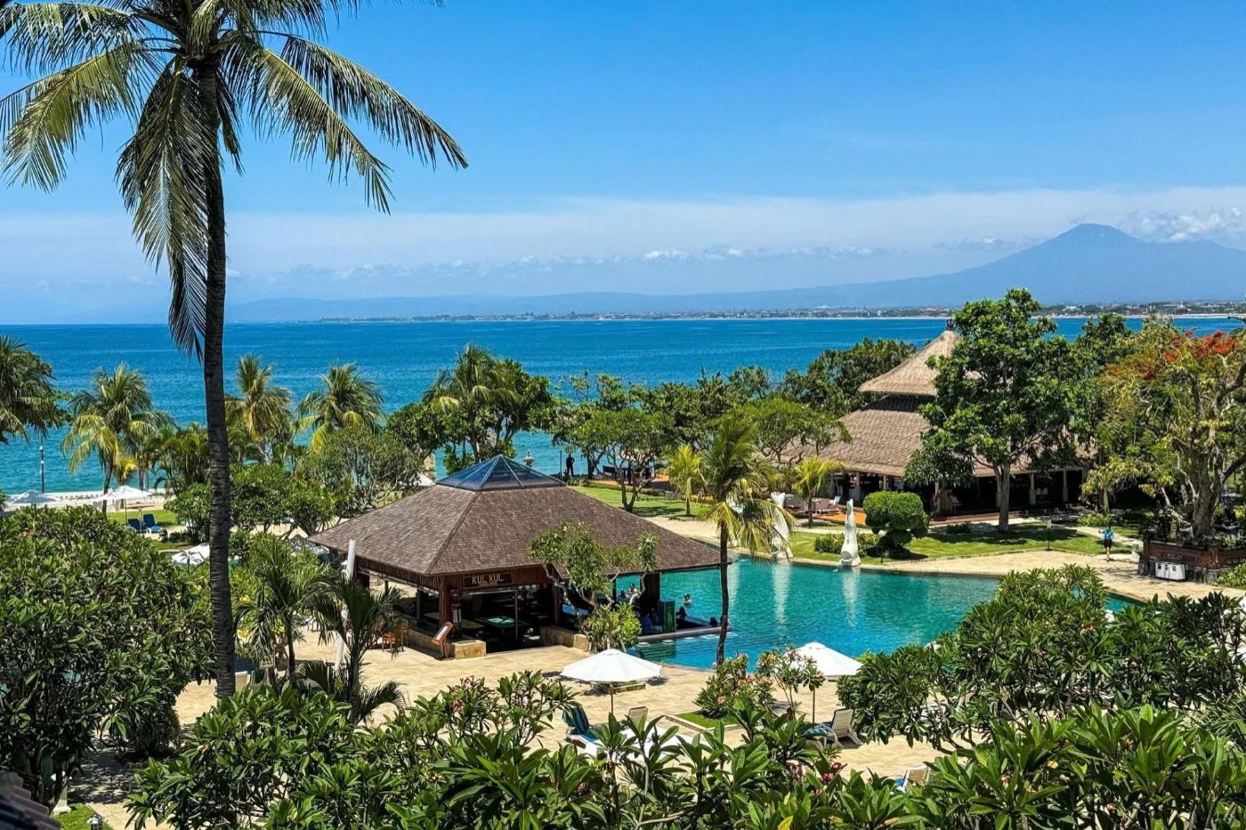 Hồ bơi giữa vườn nhìn ra biển ở Discovery Kartika Plaza Hotel