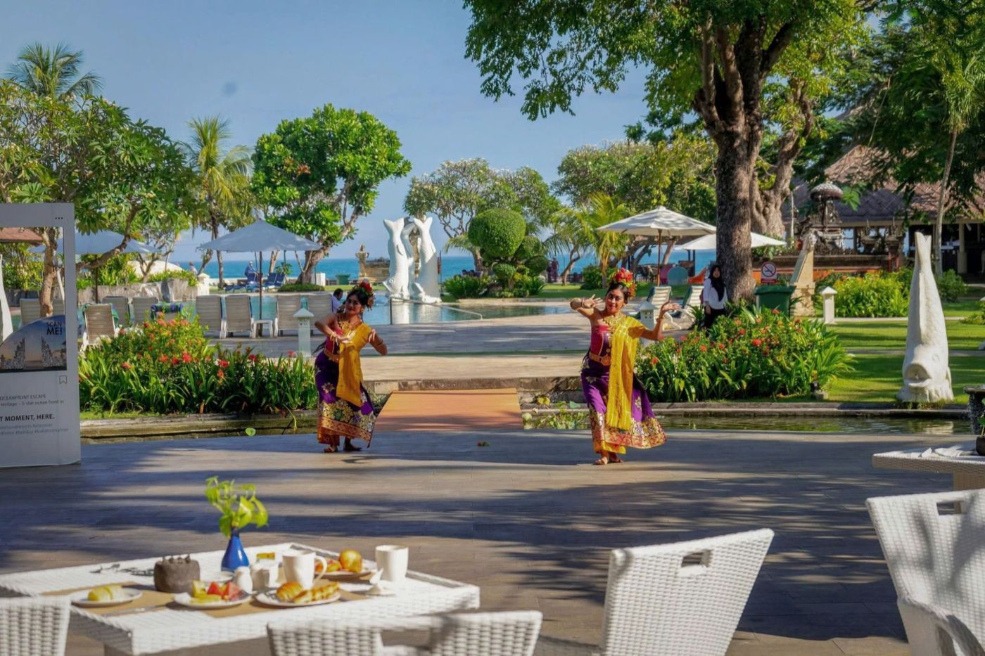 Múa truyền thống Bali bên hồ bơi khách sạn