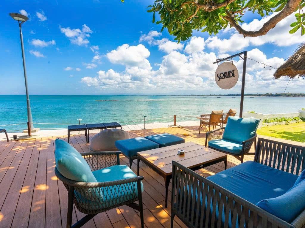 Lounge ven biển Sokube ở Discovery Kartika Plaza