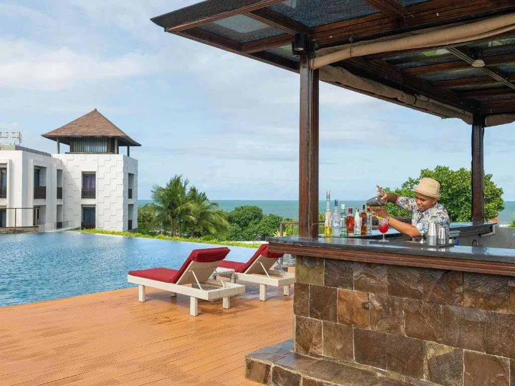 Quầy bar bên hồ bơi tầng thượng nhìn ra biển