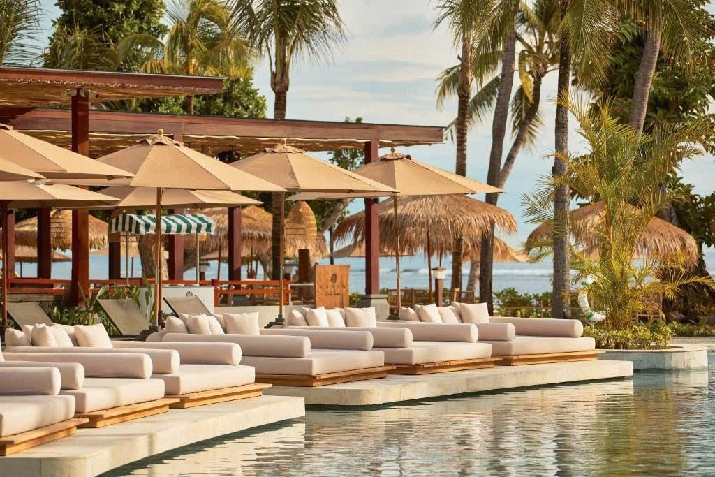 Giường nằm bên hồ bơi nhìn ra biển ở Paradisus Bali