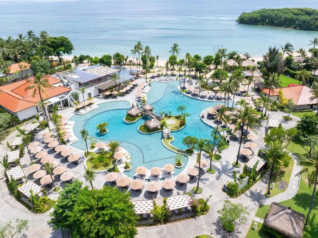 Toàn cảnh hồ bơi lagoon và bãi biển Nusa Dua ở Paradisus by Meliá Bali
