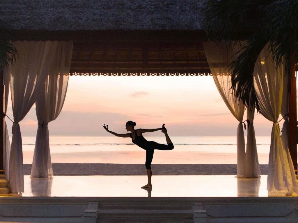 Bale yoga nhìn ra biển lúc hoàng hôn