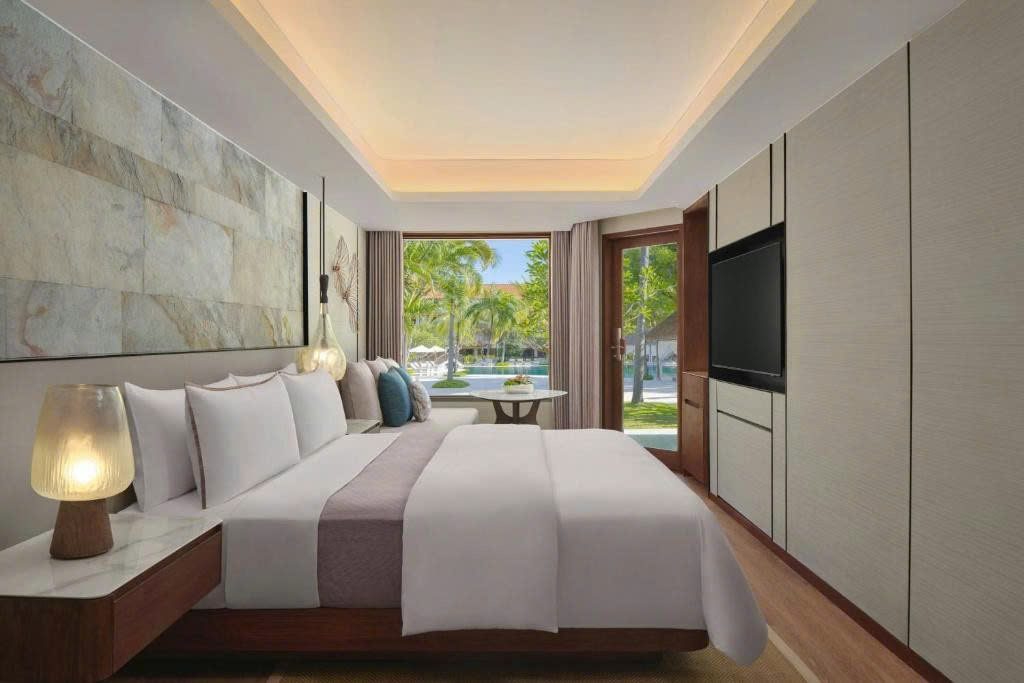 Phòng ngủ nhìn ra hồ bơi ở Westin Nusa Dua