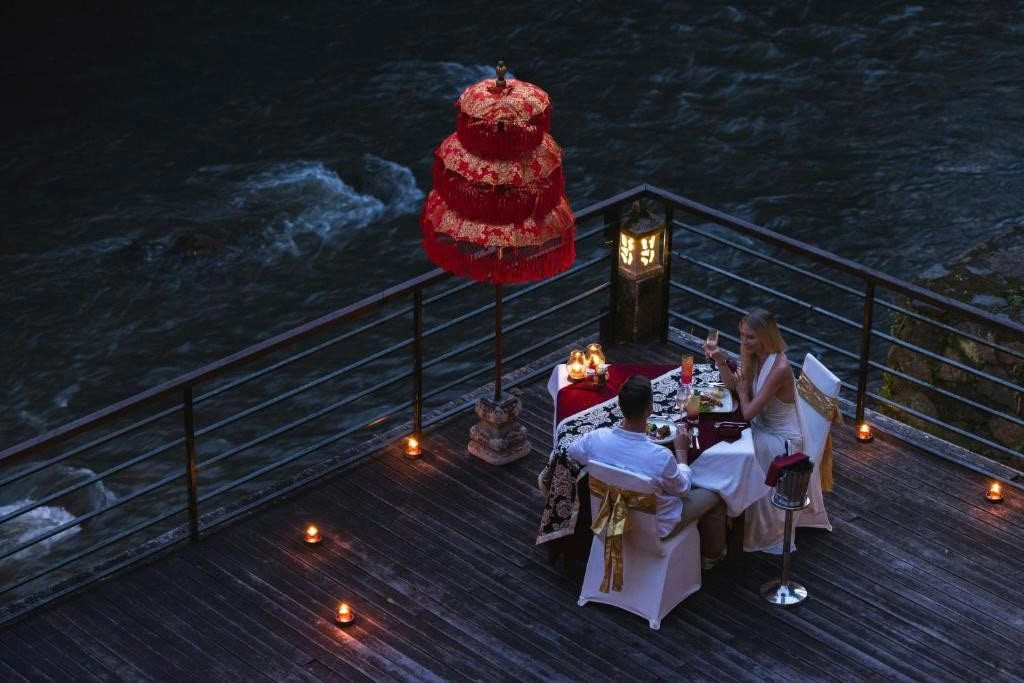 Bữa tối bên sông lúc chiều tối