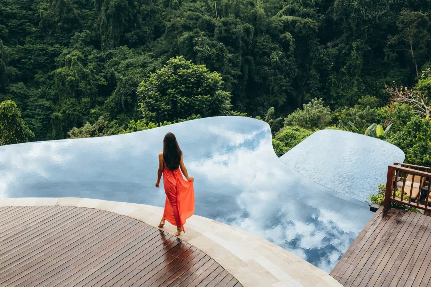 Hồ bơi vô cực phản chiếu bầu trời giữa rừng Ubud