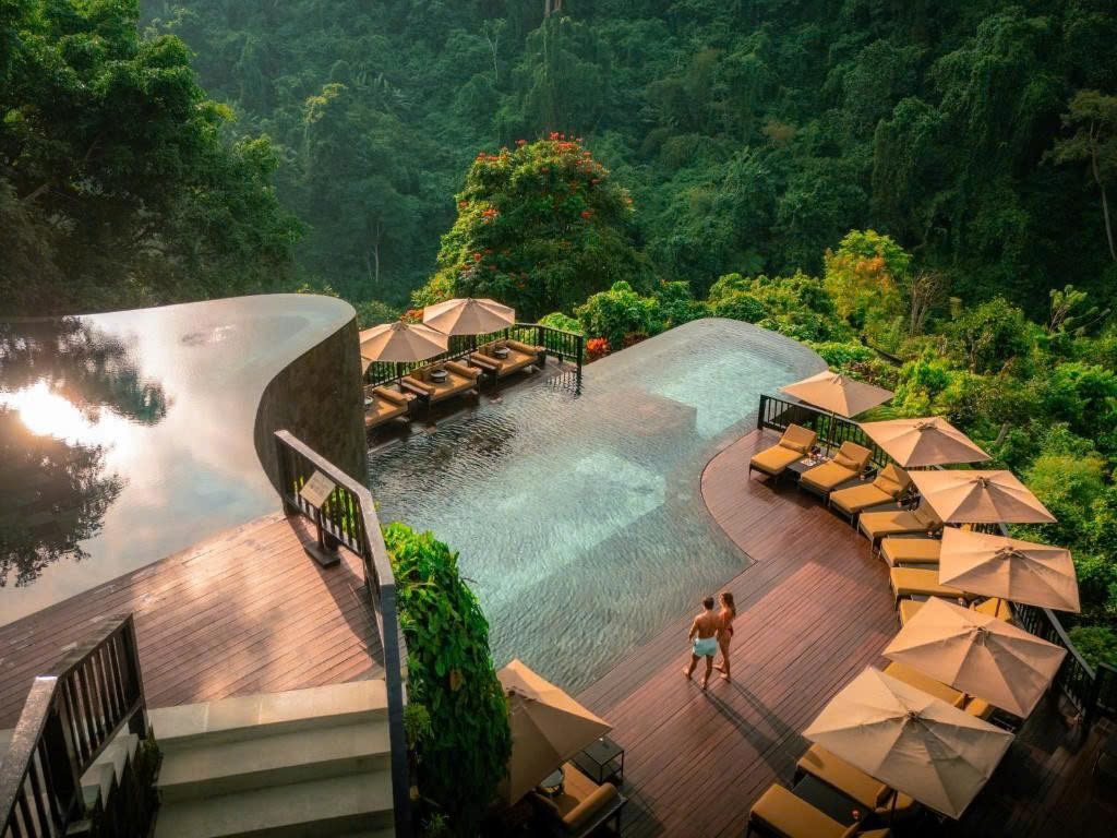 Hồ bơi vô cực hai tầng giữa rừng ở Hanging Gardens of Bali