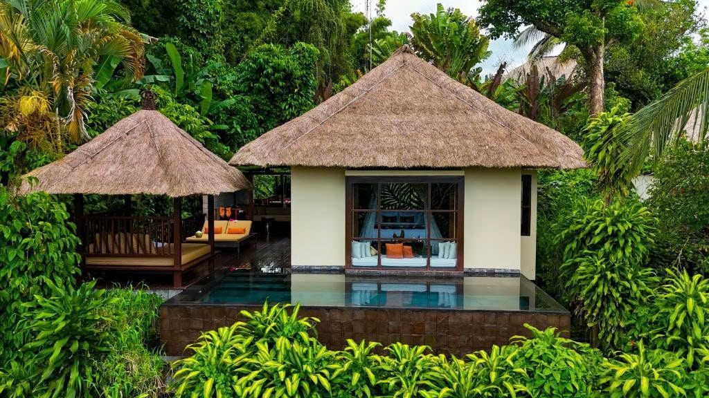 Villa mái tranh có hồ bơi riêng