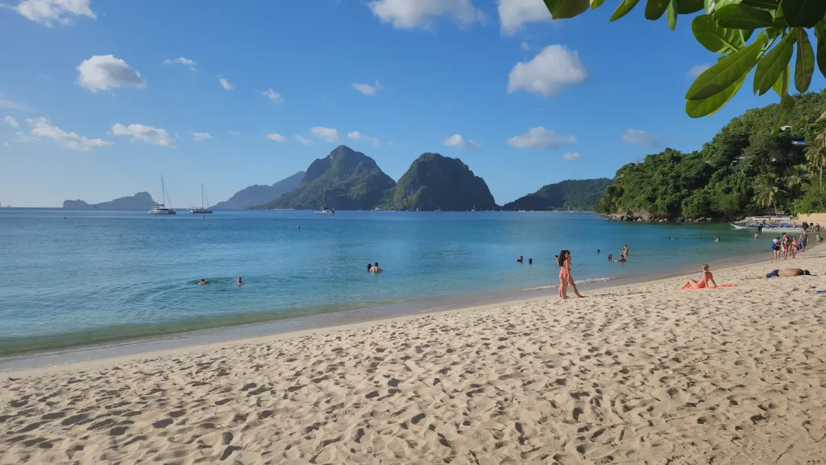 Bãi biển El Nido nhìn ra các đảo đá vôi