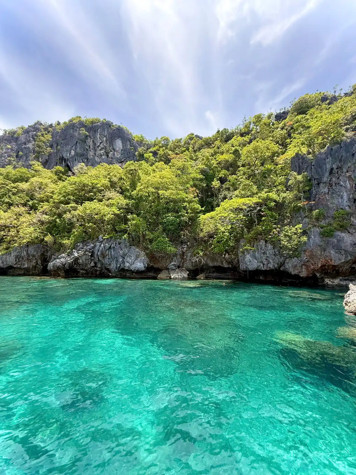 Nước xanh ngọc dưới vách đá El Nido