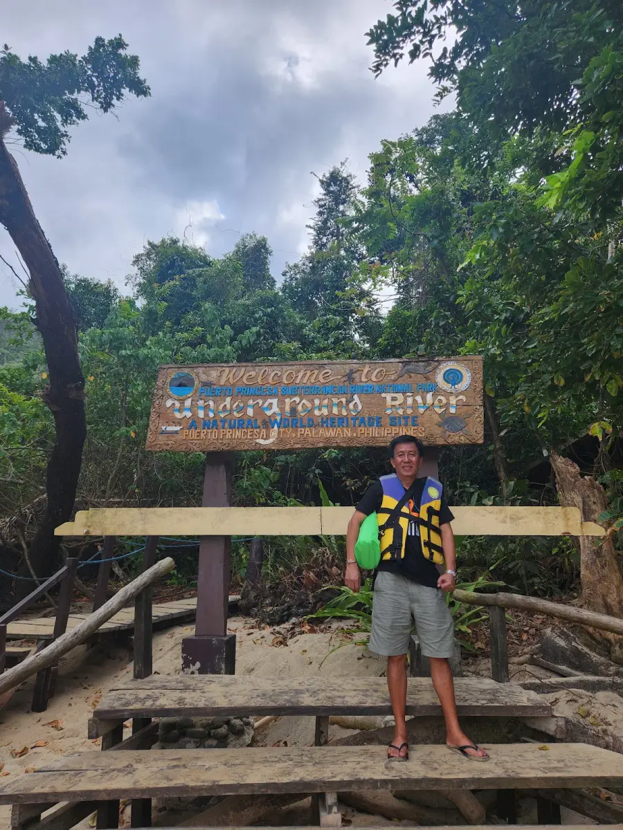 Đoàn khách trước bảng Vườn quốc gia sông ngầm Puerto Princesa