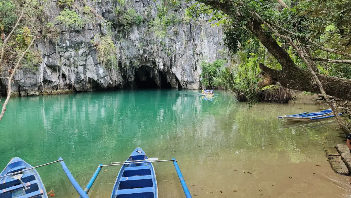 Thuyền chèo chờ khách ở đầm trước cửa hang