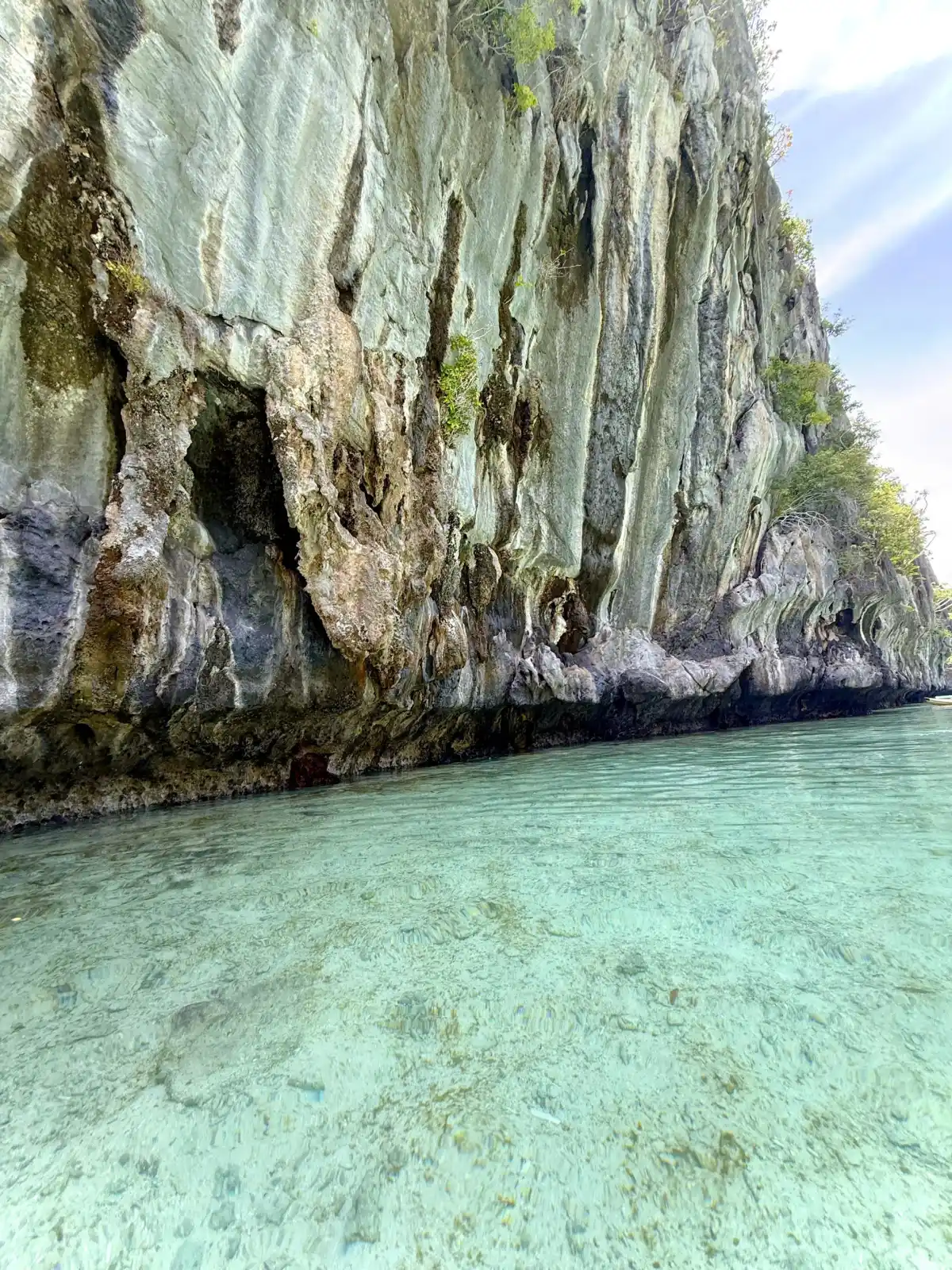 Vách đá vôi và nước trong ở lagoon El Nido